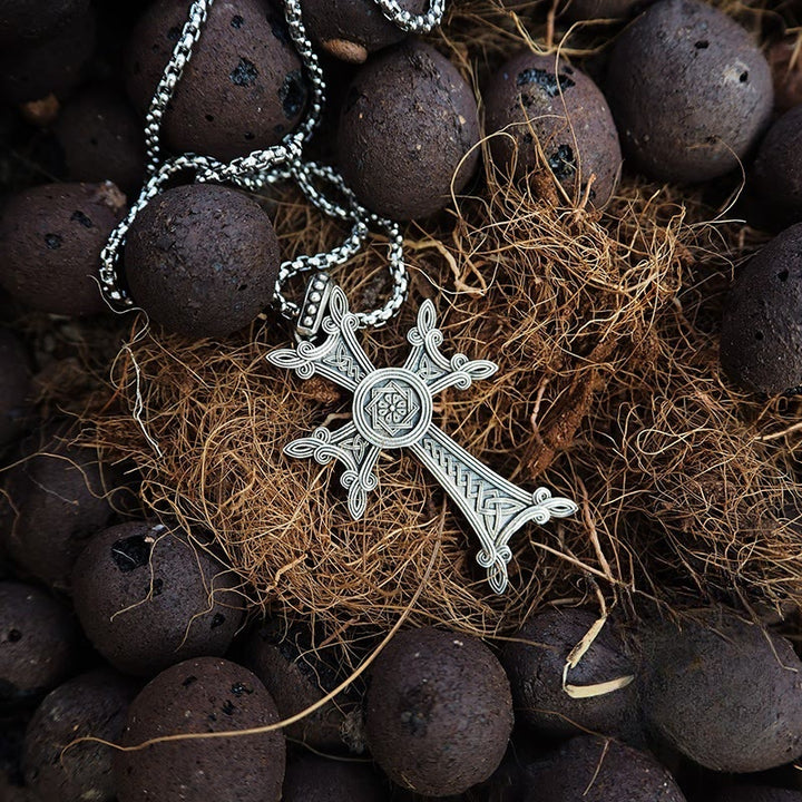 Collier crucifix celtique en argent sterling 925 de Christianartworkshop : un mariage intemporel de foi et d’art - image 7