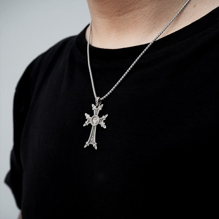 Collier crucifix celtique en argent sterling 925 de Christianartworkshop : un mariage intemporel de foi et d’art - image 1