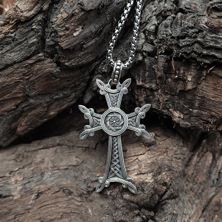 Collier crucifix celtique en argent sterling 925 de Christianartworkshop : un mariage intemporel de foi et d’art - image 5