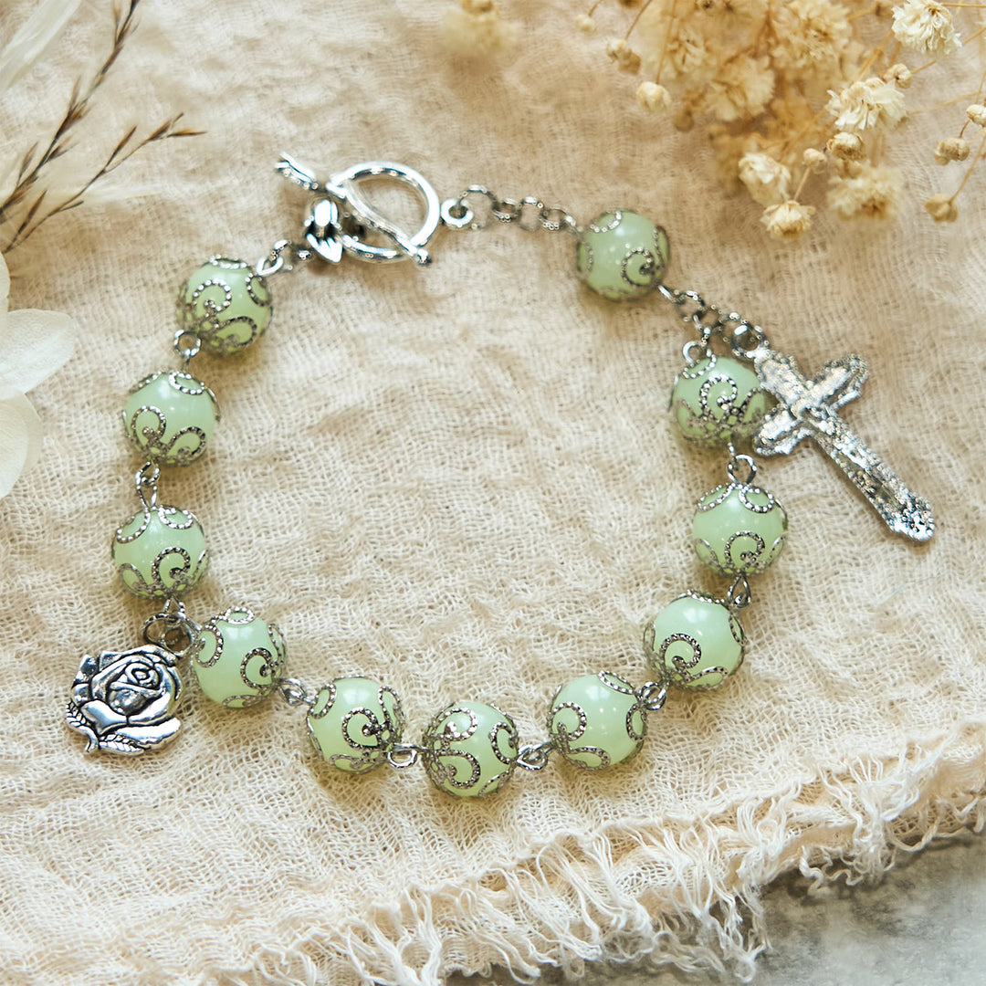 Bracelet lumineux crucifix rose en perles vertes de Christianartworkshop : Lumière onirique de la foi - image 3