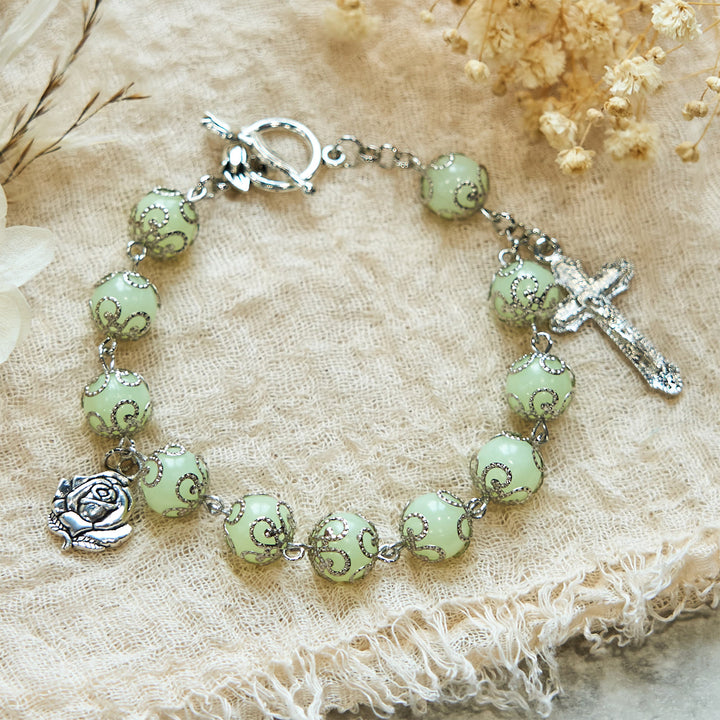 Bracelet lumineux crucifix rose en perles vertes de Christianartworkshop : Lumière onirique de la foi - image 3