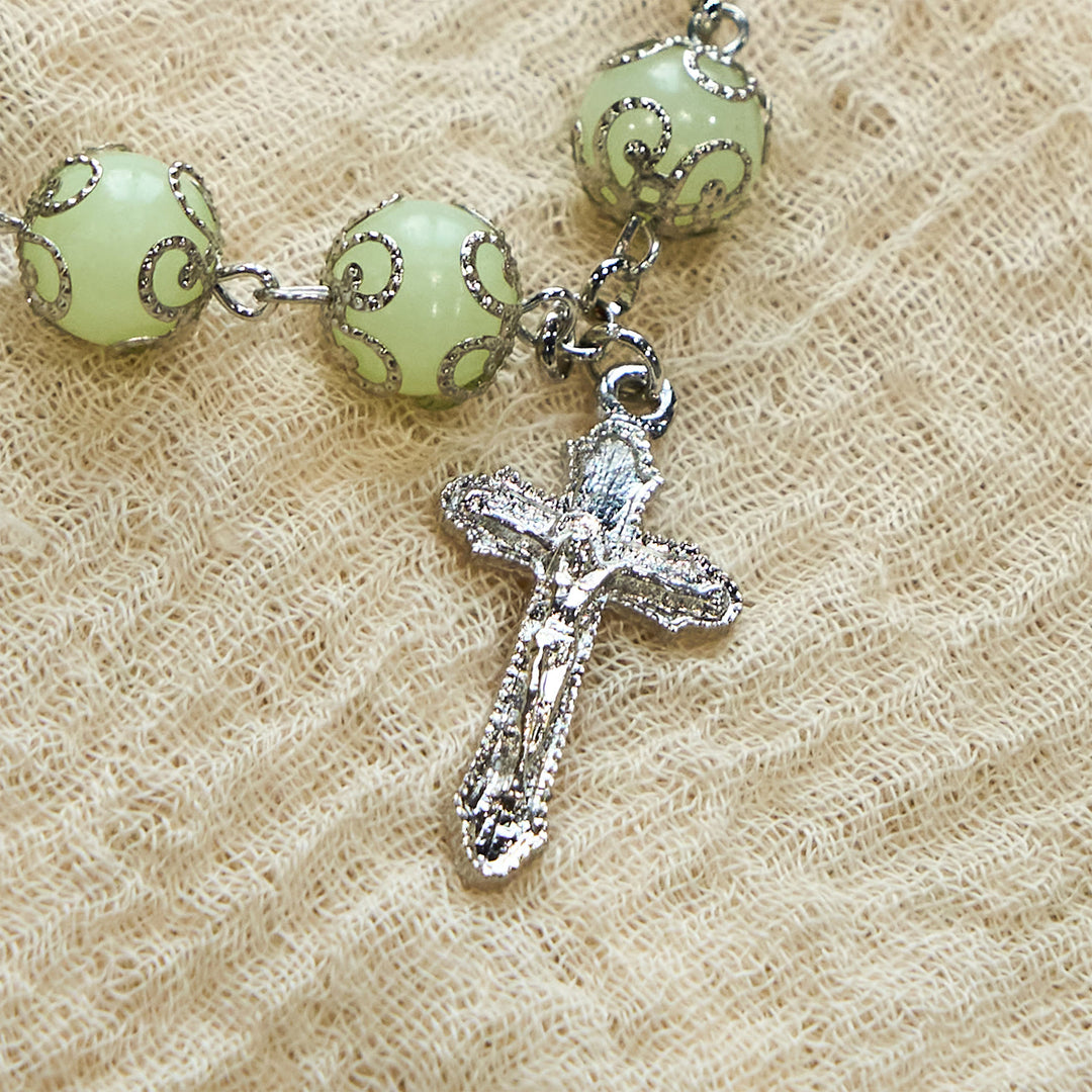 Bracelet lumineux crucifix rose en perles vertes de Christianartworkshop : Lumière onirique de la foi - image 5