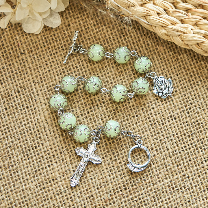 Bracelet lumineux crucifix rose en perles vertes de Christianartworkshop : Lumière onirique de la foi - image 2