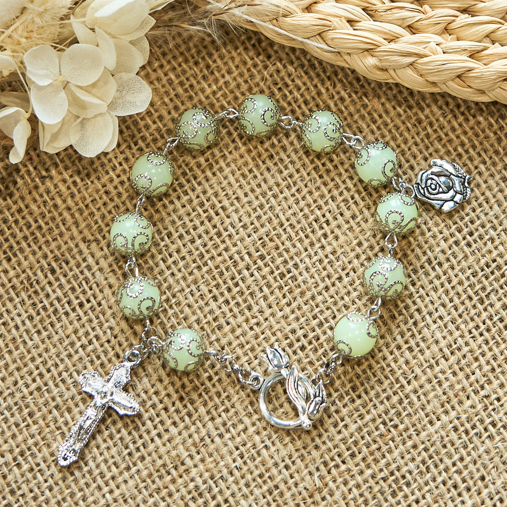 Bracelet lumineux crucifix rose en perles vertes de Christianartworkshop : Lumière onirique de la foi - image 1
