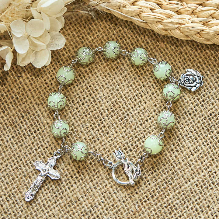 Bracelet lumineux crucifix rose en perles vertes de Christianartworkshop : Lumière onirique de la foi - image 1
