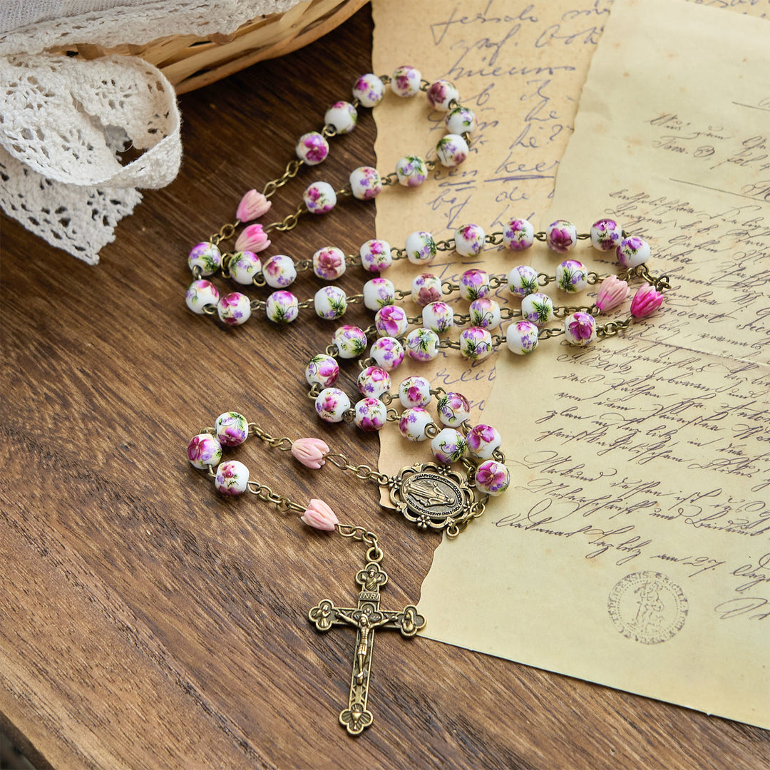 Christianartworkshop Médaille miraculeuse et crucifix en perles de céramique de 8 mm et perles de résine en forme de fleur, chapelet fait main - Médaille miraculeuse et crucifix - image 0