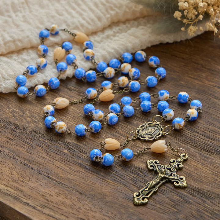 Christianartworkshop Jésus est le don : Chapelet floral fait main avec perles de roses bleues et muguet - image 10