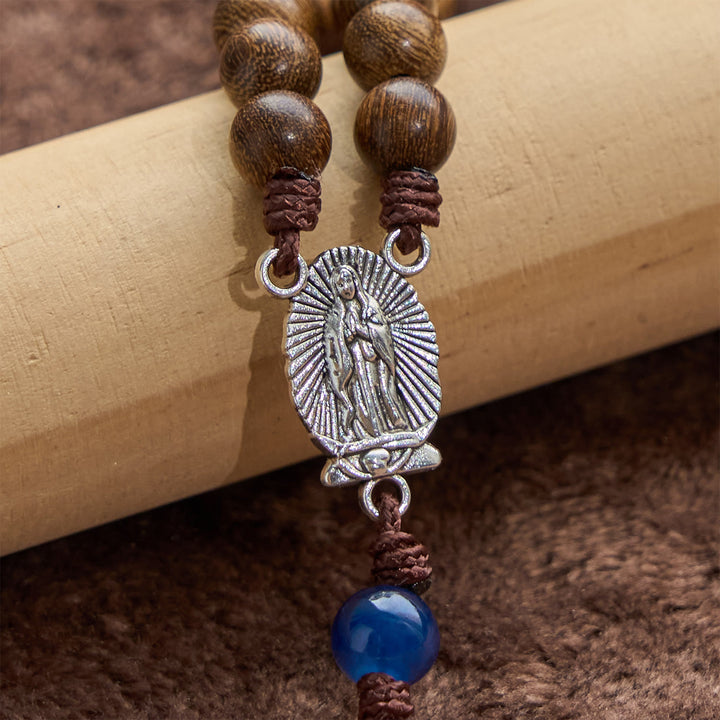 Christianartworkshop Chapelet artisanal en bois de santal doré avec Notre-Dame de Guadalupe : Un compagnon fidèle - image 3