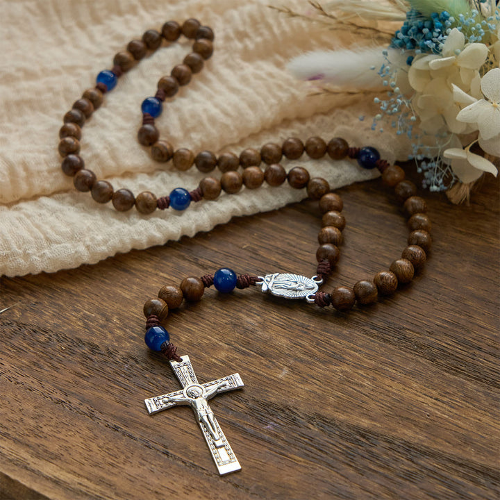 Christianartworkshop Chapelet artisanal en bois de santal doré avec Notre-Dame de Guadalupe : Un compagnon fidèle - image 2