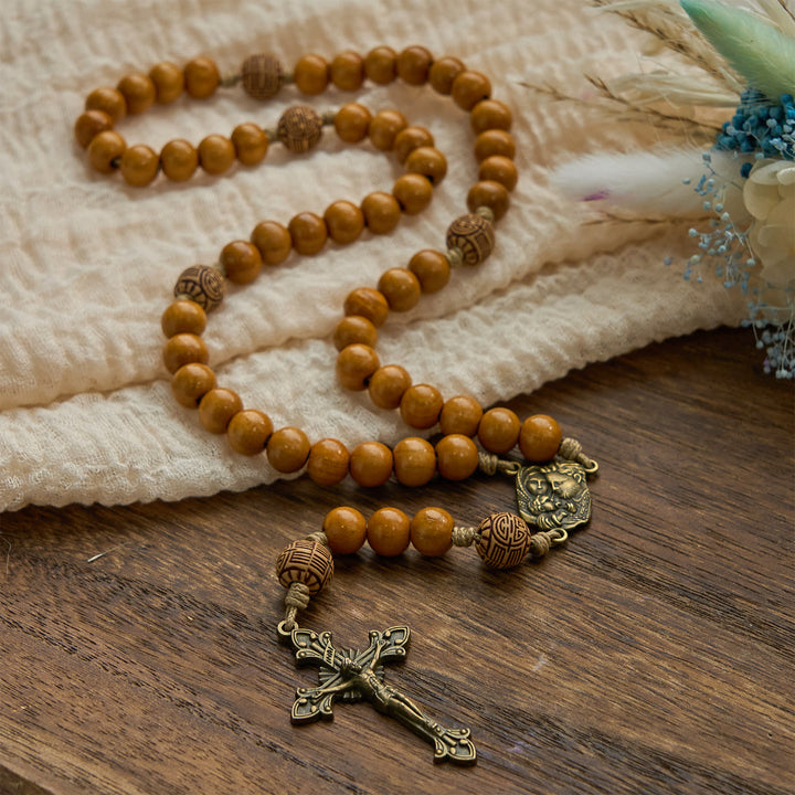 Christianartworkshop Chapelet artisanal en bois d'olivier (perles de 10 mm) orné de la Sainte Famille et du crucifix, pour la prière. - image 9