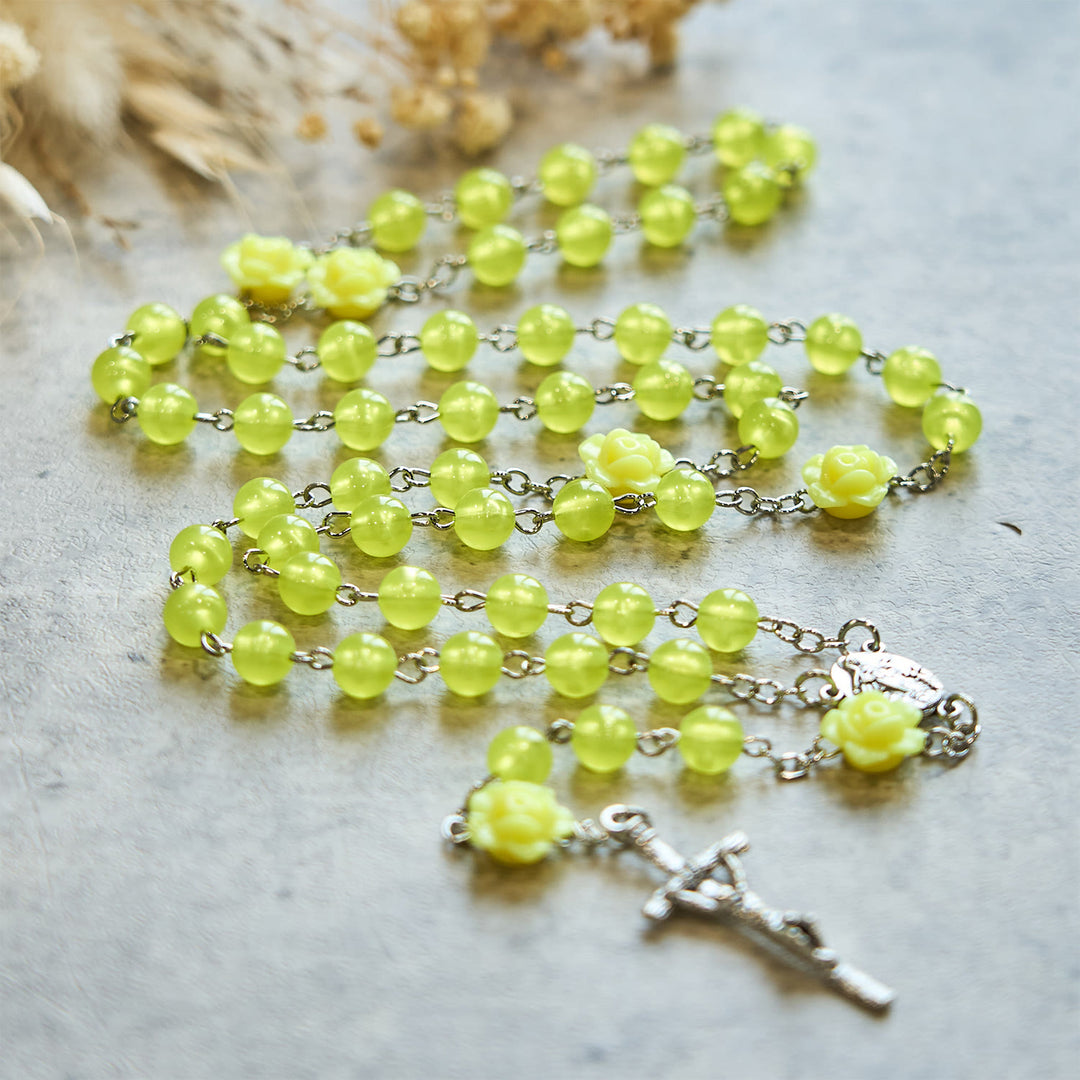 Christianartworkshop Chapelet printanier en perles jaune clair orné de roses : La bénédiction de Marie dans chaque prière - image 6