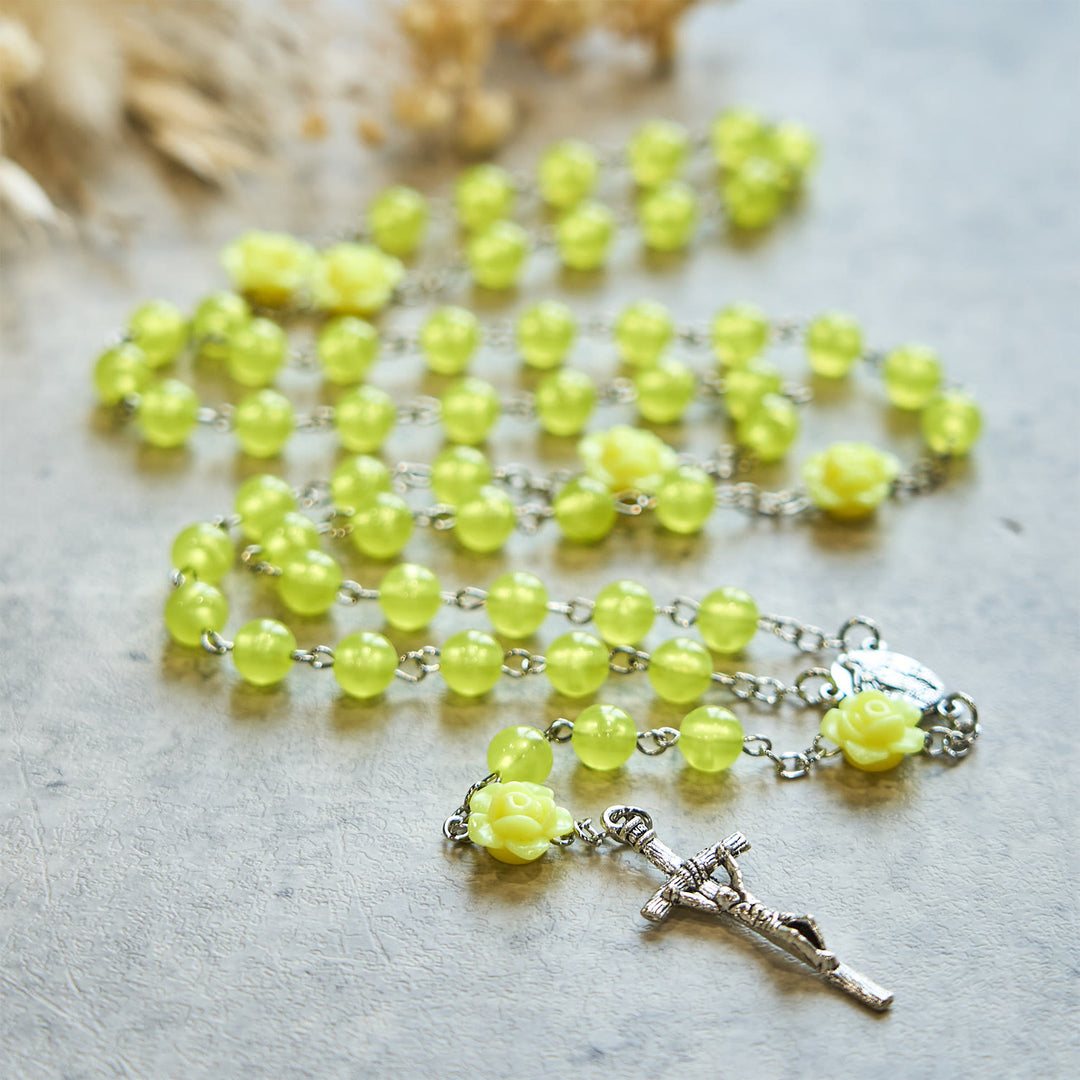 Christianartworkshop Chapelet printanier en perles jaune clair orné de roses : La bénédiction de Marie dans chaque prière - image 5