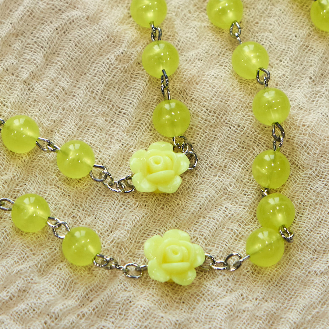 Christianartworkshop Chapelet printanier en perles jaune clair orné de roses : La bénédiction de Marie dans chaque prière - image 4