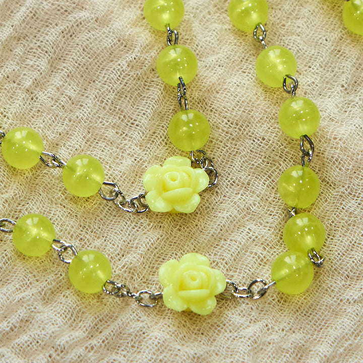 Christianartworkshop Chapelet printanier en perles jaune clair orné de roses : La bénédiction de Marie dans chaque prière - image 4