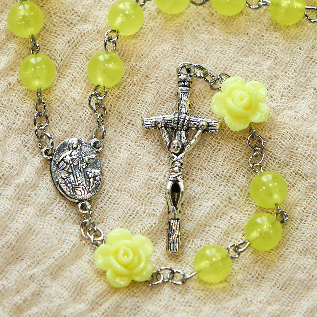 Christianartworkshop Chapelet printanier en perles jaune clair orné de roses : La bénédiction de Marie dans chaque prière - image 3