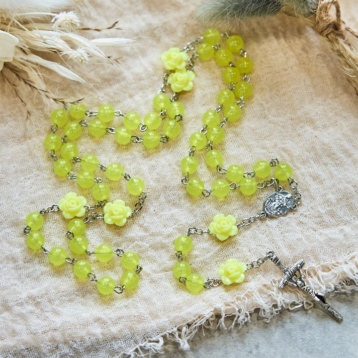 Christianartworkshop Chapelet printanier en perles jaune clair orné de roses : La bénédiction de Marie dans chaque prière - image 2
