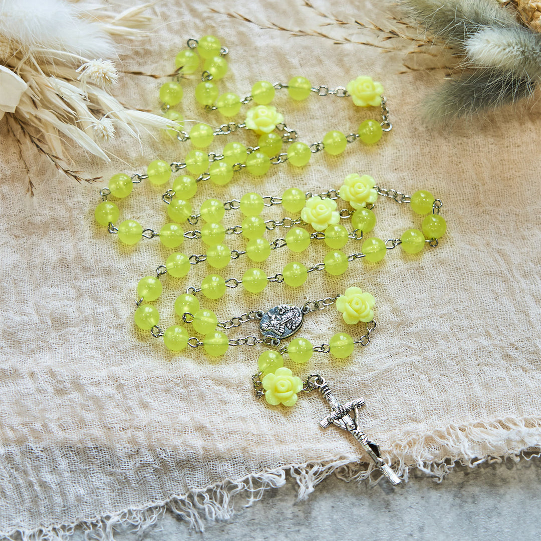 Christianartworkshop Chapelet printanier en perles jaune clair orné de roses : La bénédiction de Marie dans chaque prière - image 7