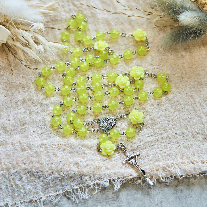 Christianartworkshop Chapelet printanier en perles jaune clair orné de roses : La bénédiction de Marie dans chaque prière - image 7