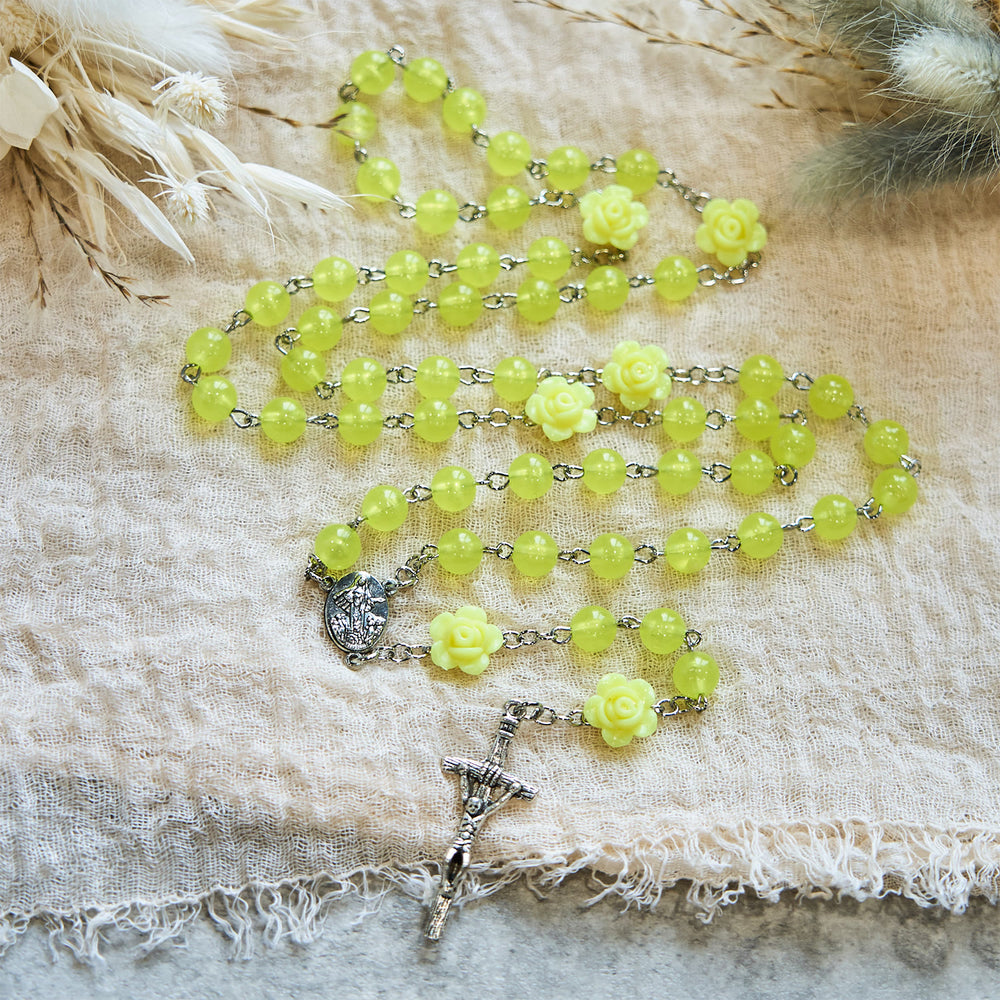 Christianartworkshop Chapelet printanier en perles jaune clair orné de roses : La bénédiction de Marie dans chaque prière - image 1