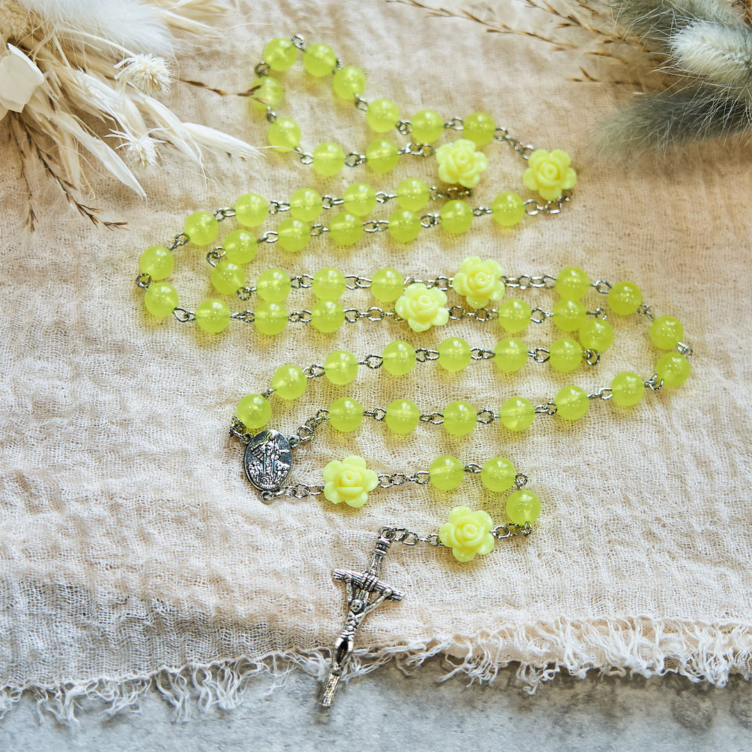 Christianartworkshop Chapelet printanier en perles jaune clair orné de roses : La bénédiction de Marie dans chaque prière - image 1