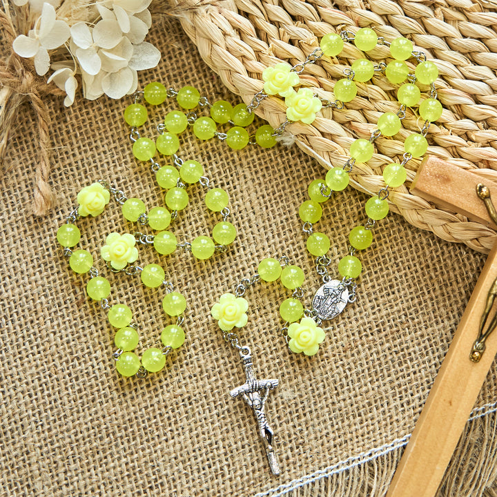 Christianartworkshop Chapelet printanier en perles jaune clair orné de roses : La bénédiction de Marie dans chaque prière - image 0
