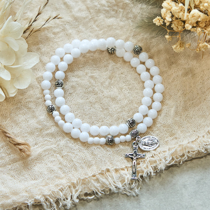Bracelet chapelet avec médaille miraculeuse et crucifix en perles blanches de 6 mm de Christianartworkshop : un symbole de foi - image 2