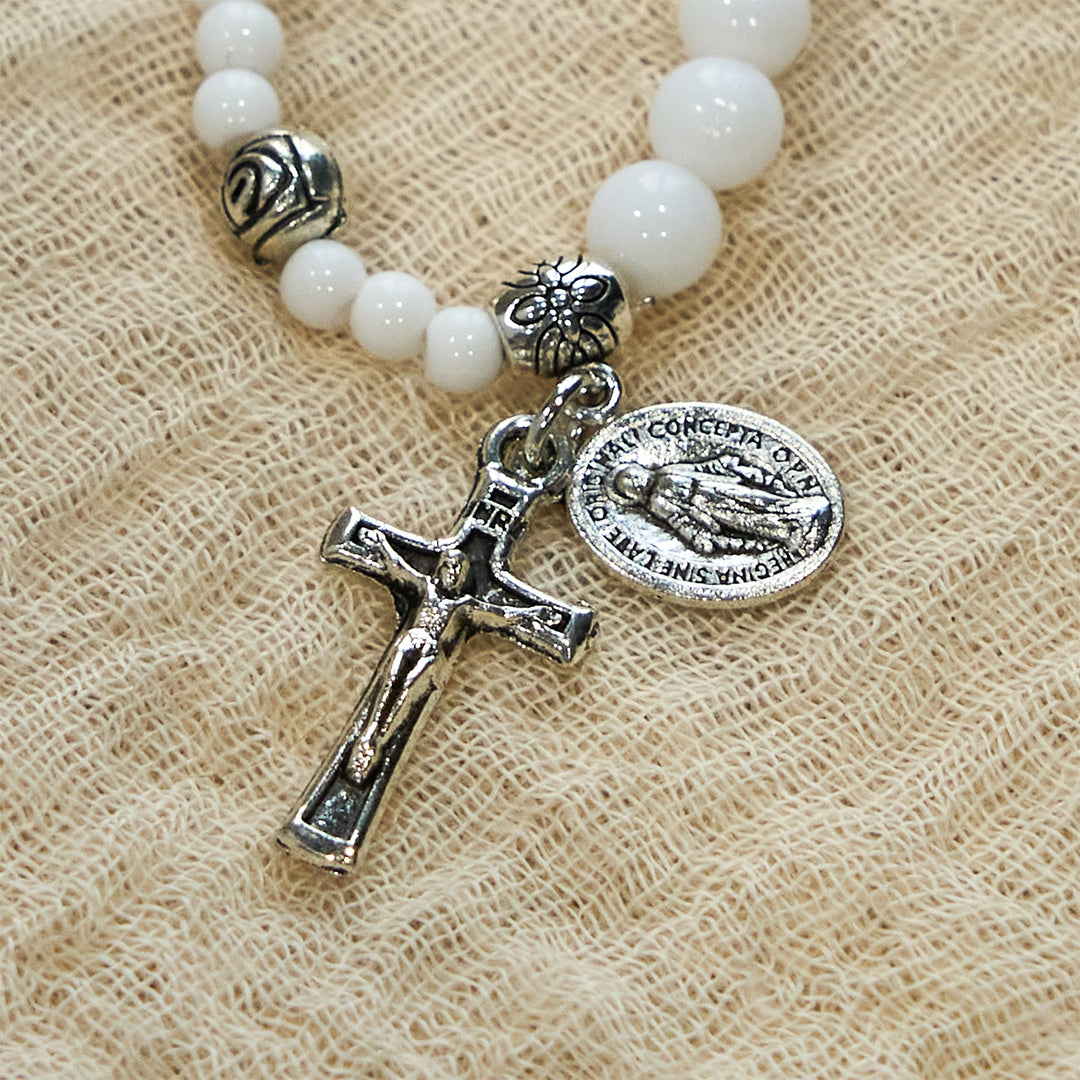 Bracelet chapelet avec médaille miraculeuse et crucifix en perles blanches de 6 mm de Christianartworkshop : un symbole de foi - image 4