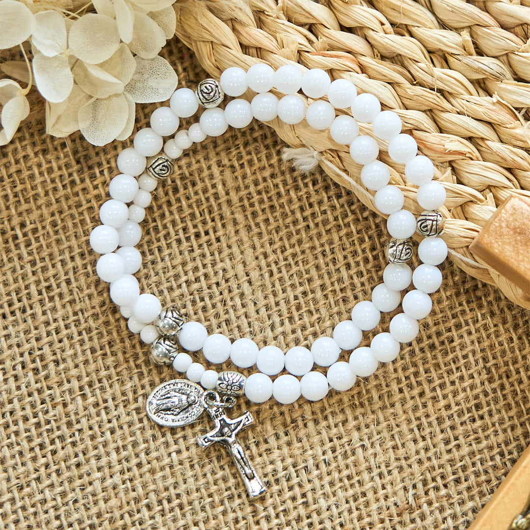 Bracelet chapelet avec médaille miraculeuse et crucifix en perles blanches de 6 mm de Christianartworkshop : un symbole de foi - image 0