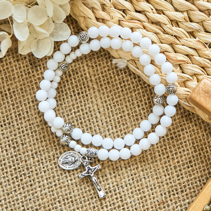 Bracelet chapelet avec médaille miraculeuse et crucifix en perles blanches de 6 mm de Christianartworkshop : un symbole de foi - image 0