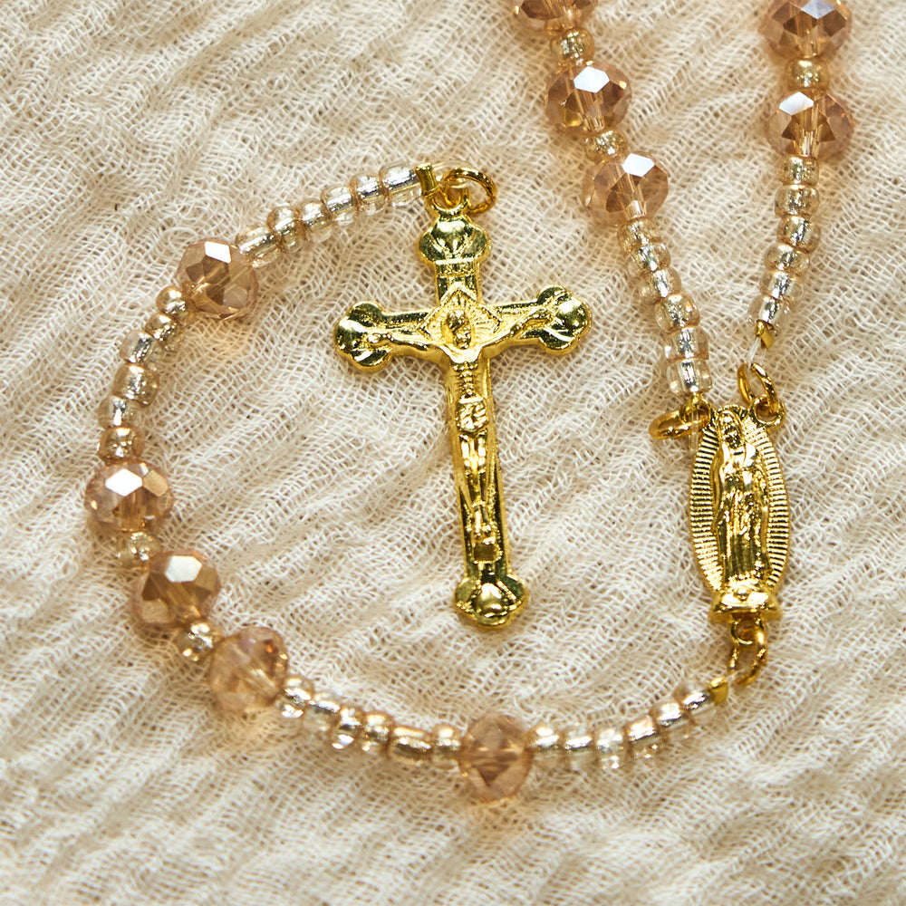 Christianartworkshop Chapelet Notre-Dame de Guadalupe en cristal de champagne : Un éclat divin - image 1