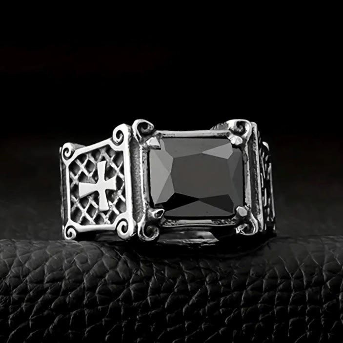 Bague de couple ornée d'une croix en pierre précieuse rouge et noire de Christianartworkshop : un symbole de foi et d'élégance - image 3