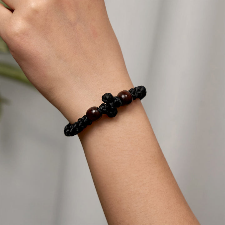 Bracelet en cordelette à nœud croix bleue et noire de Christianartworkshop : un gage de foi - image 5