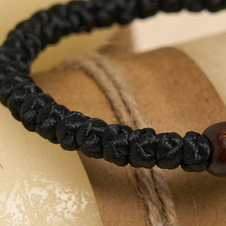 Bracelet en cordelette à nœud croix bleue et noire de Christianartworkshop : un gage de foi - image 9