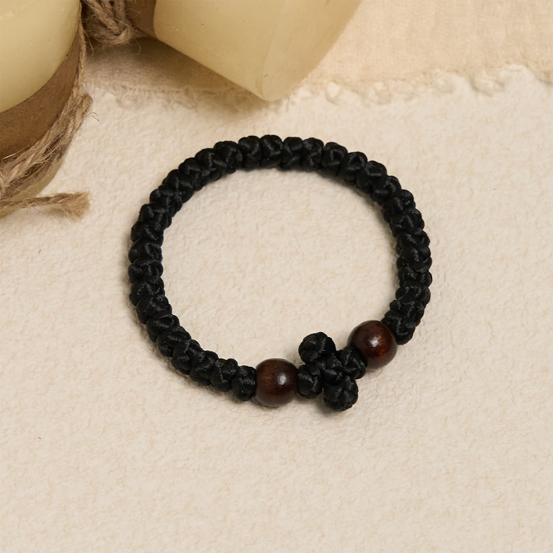 Bracelet en cordelette à nœud croix bleue et noire de Christianartworkshop : un gage de foi - image 3