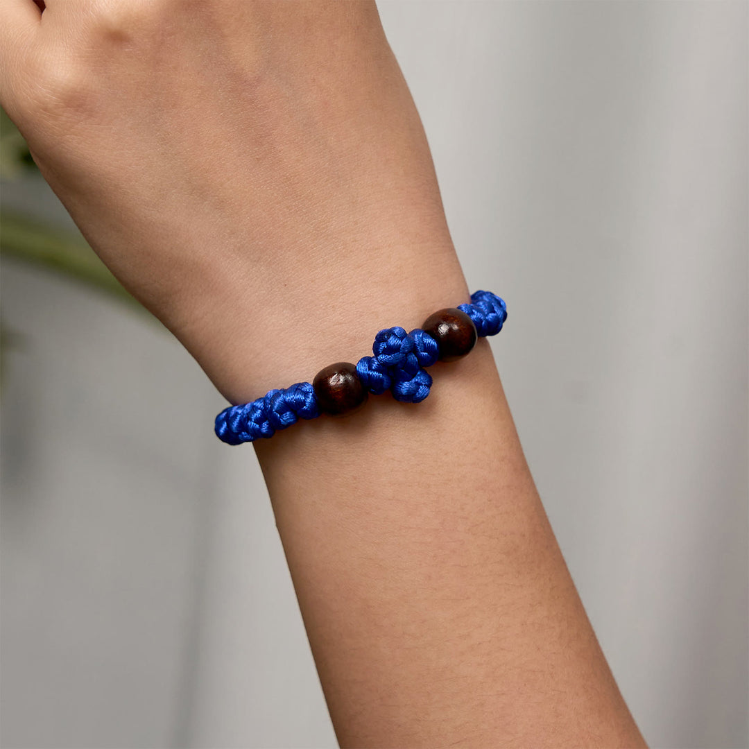 Bracelet en cordelette à nœud croix bleue et noire de Christianartworkshop : un gage de foi - image 4