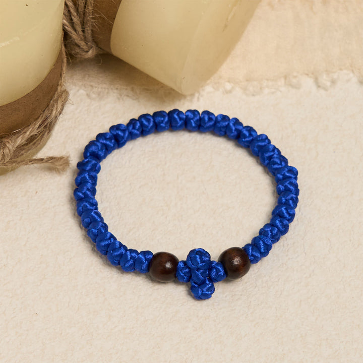 Bracelet en cordelette à nœud croix bleue et noire de Christianartworkshop : un gage de foi - image 2