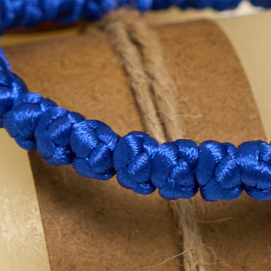 Bracelet en cordelette à nœud croix bleue et noire de Christianartworkshop : un gage de foi - image 7