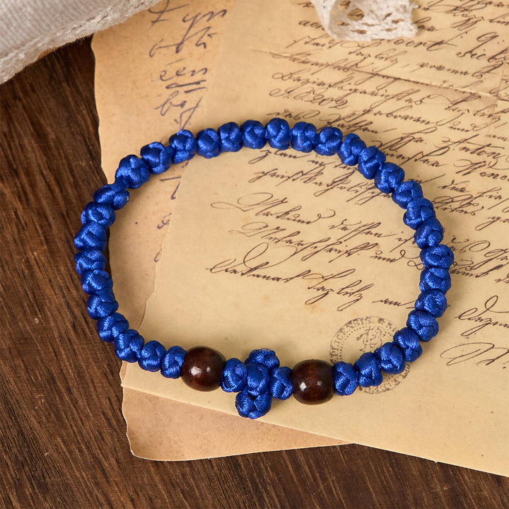 Bracelet en cordelette à nœud croix bleue et noire de Christianartworkshop : un gage de foi - image 0