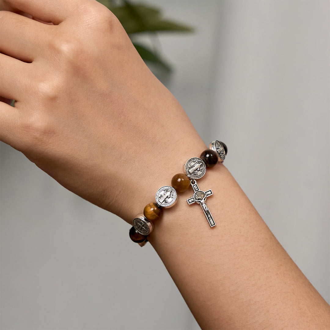 Bracelet œil de tigre à l'effigie du symbole de saint Benoît, créé par Christianartworkshop : un mariage de foi et de beauté - image 2