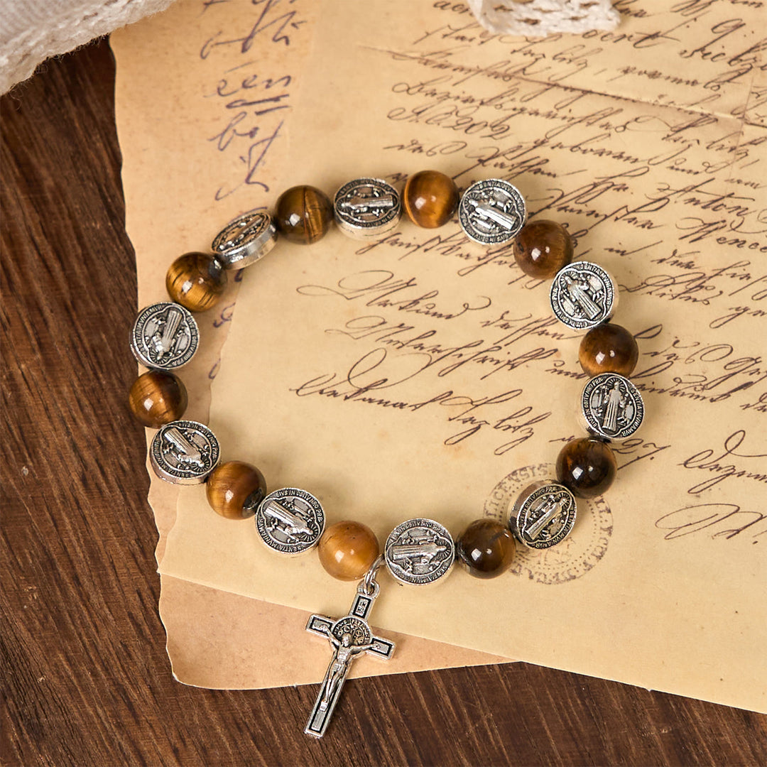 Bracelet œil de tigre à l'effigie du symbole de saint Benoît, créé par Christianartworkshop : un mariage de foi et de beauté - image 3