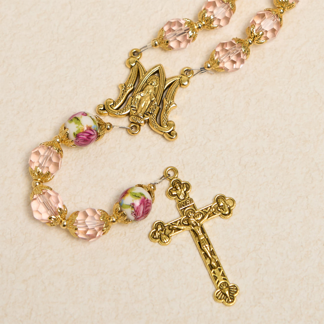 Christianartworkshop Chapelet en perles de cristal rose avec chaîne en alliage doré, crucifix et chapelet de prière à la Vierge Marie - image 4