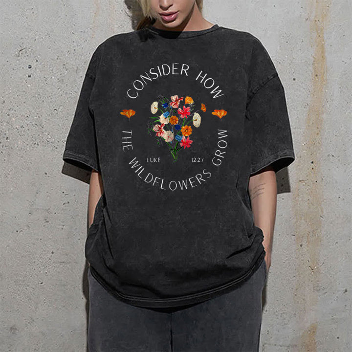 T-shirt unisexe délavé « Considérez comment poussent les fleurs sauvages » de Christianartworkshop - image 1