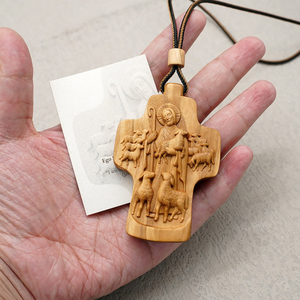Christianartworkshop Collier fait main avec croix en bois représentant le Bon Pasteur : un symbole de foi et de savoir-faire - image 1