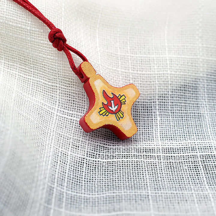 Christianartworkshop Collier pendentif croix en bois du Saint-Esprit et médaille émaillée rouge - image 2