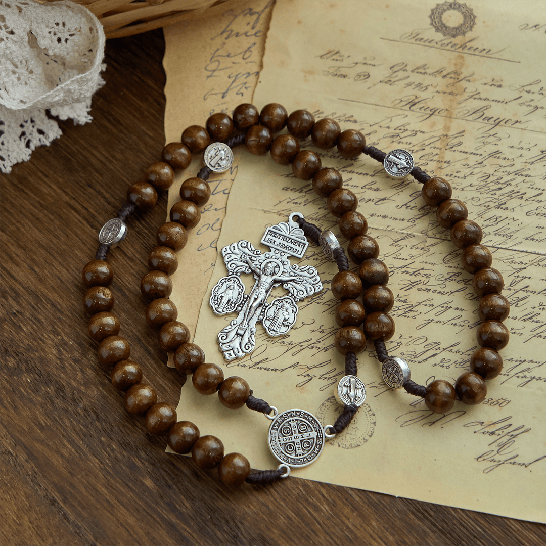 Christianartworkshop Médaille de Saint Benoît, symbole du pardon et de l'absolution, collier en bois, chapelet, cadeau - Perles en bois - image 0