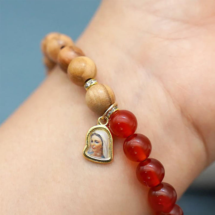 Christianartworkshop Bracelets en perles d'agate rouge et de calcédoine blanche avec pendentif Notre-Dame : un gage de dévotion - image 3