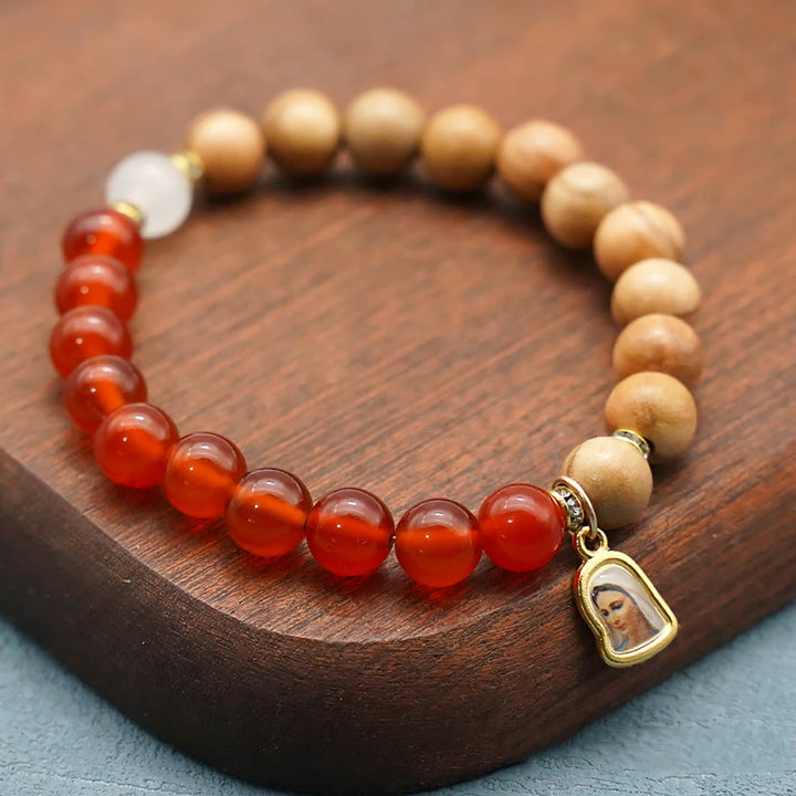 Christianartworkshop Bracelets en perles d'agate rouge et de calcédoine blanche avec pendentif Notre-Dame : un gage de dévotion - image 1