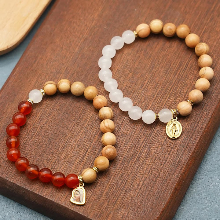 Christianartworkshop Bracelets en perles d'agate rouge et de calcédoine blanche avec pendentif Notre-Dame : un gage de dévotion - Agate - image 0