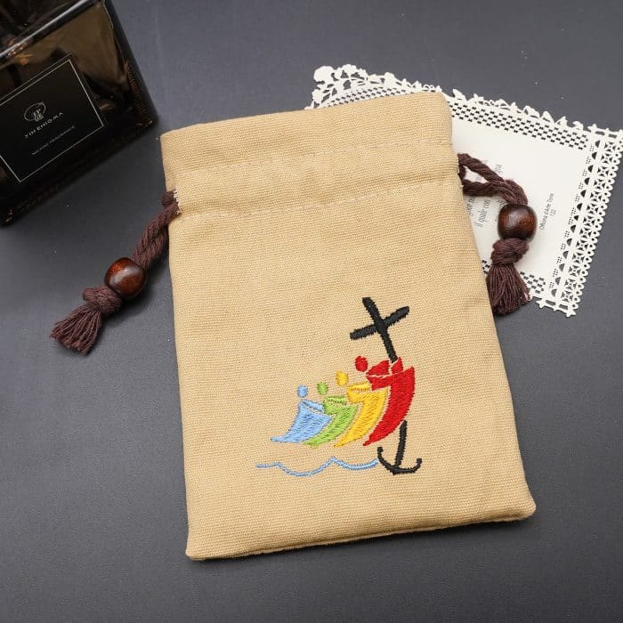 Christianartworkshop Pochette à bijoux en coton Jubilee Pilgrim, ornée de broderies colorées de voiliers et de croix : Protection divine - Kaki - image 0