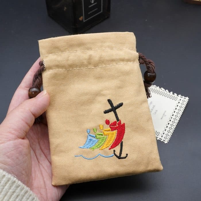 Christianartworkshop Pochette à bijoux en coton Jubilee Pilgrim, ornée de broderies colorées de voiliers et de croix : Protection divine - image 1